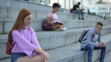 Lise öğrencisi oldukça kızıl saçlı kadın romantik duygular tanışıyor