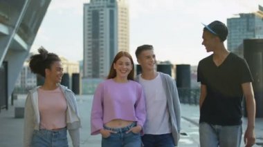 Neşeli üniversite öğrencileri şehir dışarı asılı yürüyüş, uluslararası topluluk