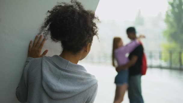 Üzgün kadın genç erkek sınıf arkadaşı sarılma kız arkadaşı, kırık kalp bakarak — Stok video