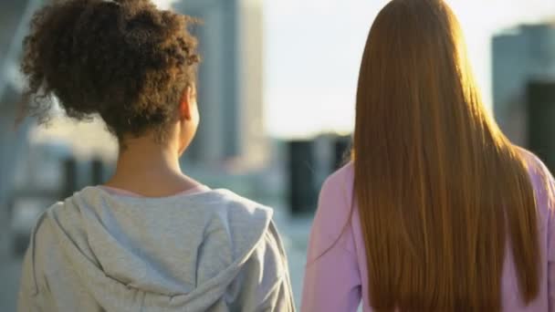 Elegante millennial caminar calle de la ciudad juntos, la unidad adolescente, la unión — Vídeo de stock