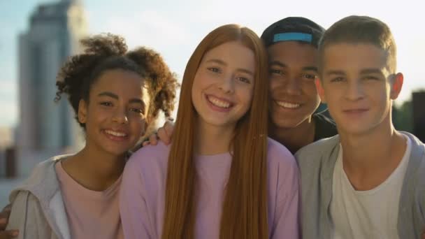 Heureux amis multi-raciaux appareil photo souriant, unité adolescente, millénaire joyeux — Video