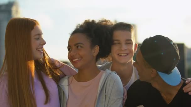 Neşeli çok ırklı genç grup dostluk birliği zevk, eğlenmek — Stok video