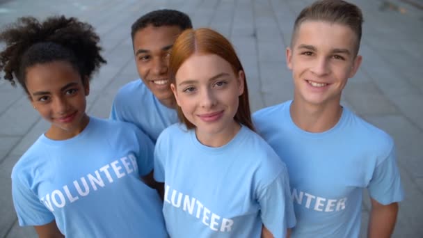 Estudiantes felices mostrando pulgares arriba sonriendo cámara, campamento voluntario de la universidad, cuidado — Vídeo de stock