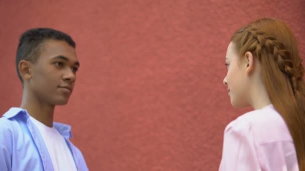 Casal multiétnico de adolescente ternamente olhando um para o outro, primeiras relações — Vídeo de Stock