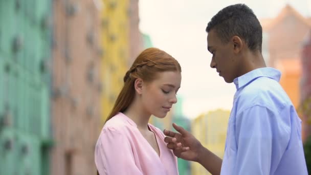 Garçon tenant menton de petite amie et levant la tête, moment du premier baiser, date — Video