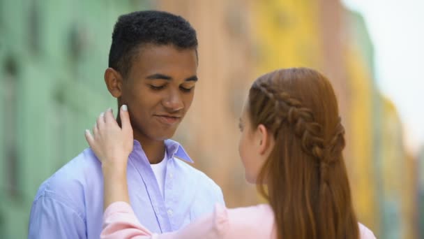 Adolescente chica cariñosamente acariciando chico mejilla, él tiernamente tomando y abrazando su mano — Vídeos de Stock