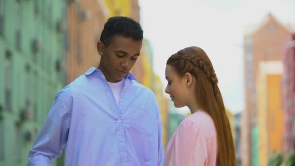 Заботливый парень дарит своей девушке букет красочных цветов, свидание — стоковое видео