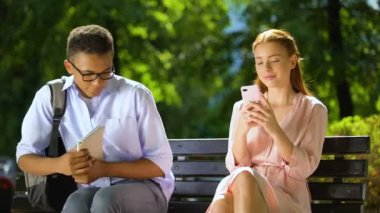 Karışık ırk çocuk gadget bağımlısı kız ile tanışmak için çalışıyor, o reddediyor