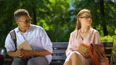 Parkta bankta oturan iki öğrenci, ilk izlenimler