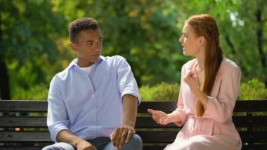 Karışık ırk erkek arkadaşı kız görmezden parkta oturan iddiaları, kavga, ayrılık