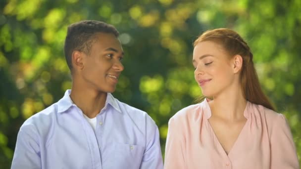 Multi-etnische paar maken hand hart gebaar outdoor, eerste relaties, liefde — Stockvideo