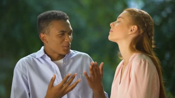 Chica ofendida escuchando quejas de novio afro-americano emocional en el parque — Vídeos de Stock