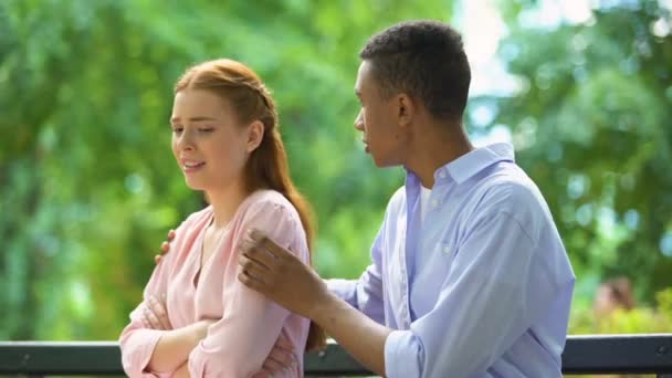 Afro-americano adolescente chico abrazando llorando novia en parque, problemas escolares — Vídeos de Stock