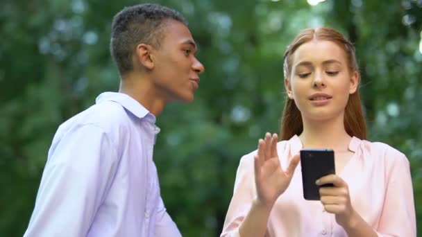 Teen κορίτσι chat smartphone απόρριψη αναμεμειγμένη-φυλή φίλο φιλί, εθισμός — Αρχείο Βίντεο