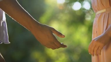 Afro-Amerikalı çocuk güneşli parkta kız arkadaşı el alarak, güvenilir ilişkiler