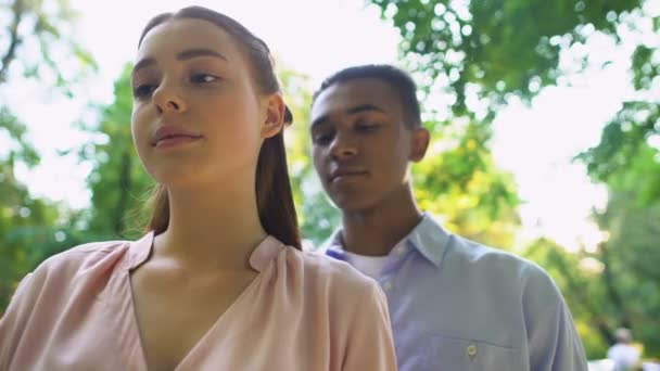 Afro-amerikansk tonårs pojke kramas flickvänner axlar bakifrån, romantik — Stockvideo