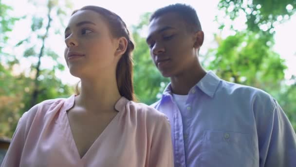 Mixed-race adolescente menino ternamente abraçando namoradas ombro, primeiro encontro no parque — Vídeo de Stock