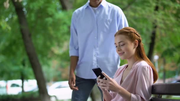 Menino adolescente afro-americano discutindo com namorada conversando smartphone, ciúme — Vídeo de Stock