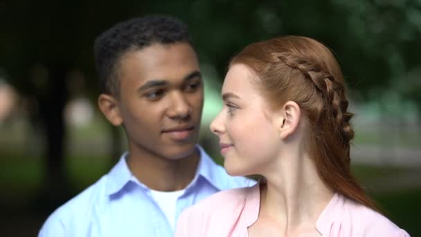 Feliz pareja adolescente multirracial sonriendo a la cámara, primera cita en el parque, el amor — Vídeos de Stock