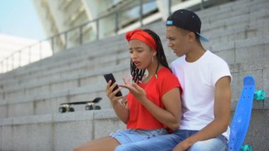 Karışık ırk kız sosyal ağ olumsuz geribildirim ile üzgün, bloglama