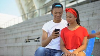 Karışık ırk adam o kız arkadaşı, sürpriz, aşk için yapılan romantik video gösteren