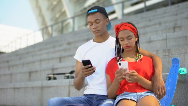 Les adolescents couple passent du temps ensemble défilement des réseaux sociaux sur smartphone — Video