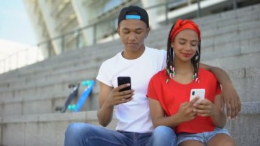 Diğer erkek ile sosyal ağlarda sohbet kız arkadaşı kıskanç Karışık ırk adam