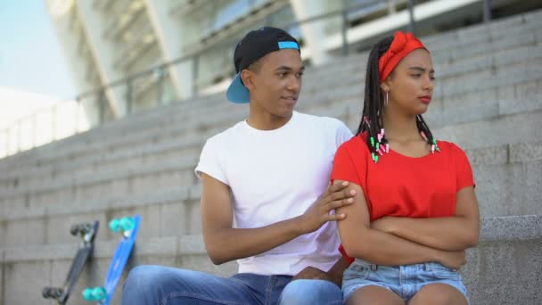 Chica joven dando oportunidad a su novio para hacer las paces, emociones, primer amor — Vídeos de Stock