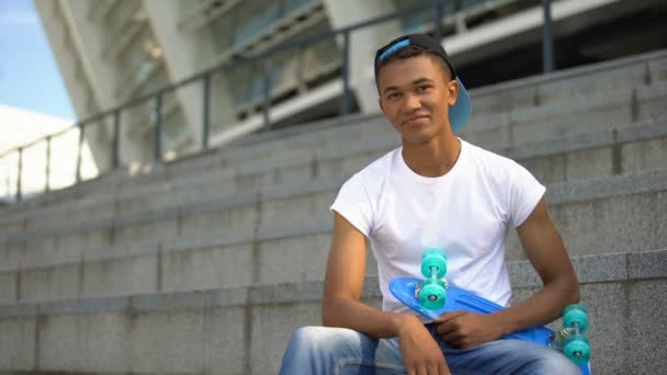 Vegyes-Race tinédzser gördeszkával mosolyogva a kamera, szabadidős tevékenység, hobbi — Stock videók