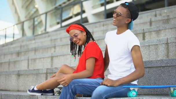 Karışık ırk gençlerin Sevimli çift sarılma ve içtenlikle açık gülümseyen — Stok video