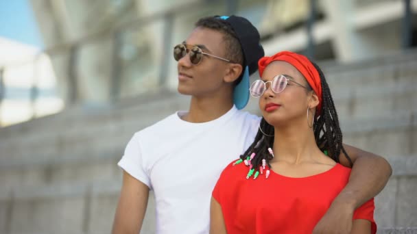 Pareja de adolescentes mirando la gran ciudad y soñando con un futuro feliz y brillante — Vídeos de Stock