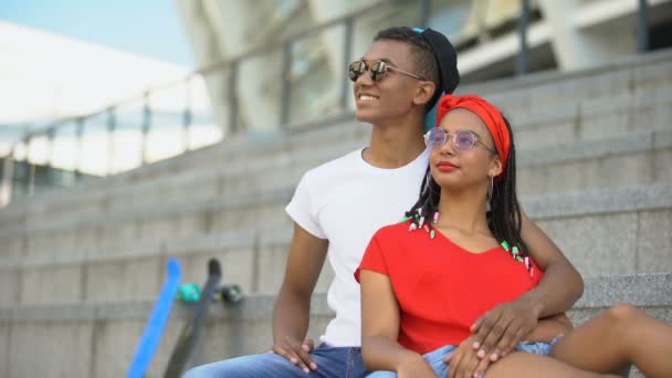 Adolescentes de moda sentados al aire libre soñando y planificando el futuro, actividad de ocio — Vídeos de Stock