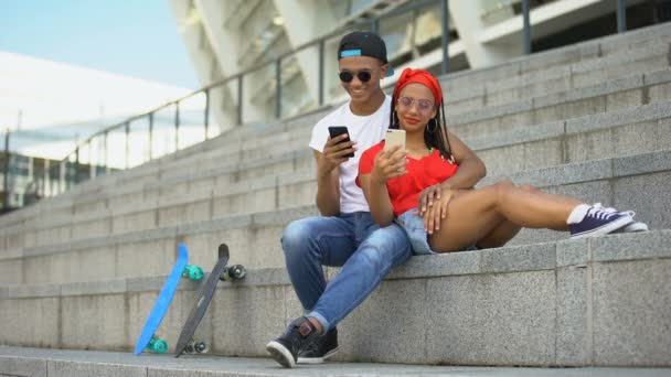 Современные подростки смеются над прокруткой социальных сетей на смартфоне, досуге — стоковое видео