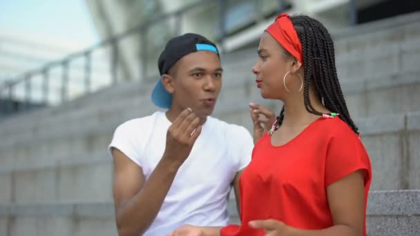 Novio tratando de hacer las paces con chica ofendida, pelea, riesgo de ruptura — Vídeo de stock