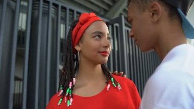 Erkek arkadaşı şefkatle kız arkadaşı sarılma, ilk öpücük anı, sevgi