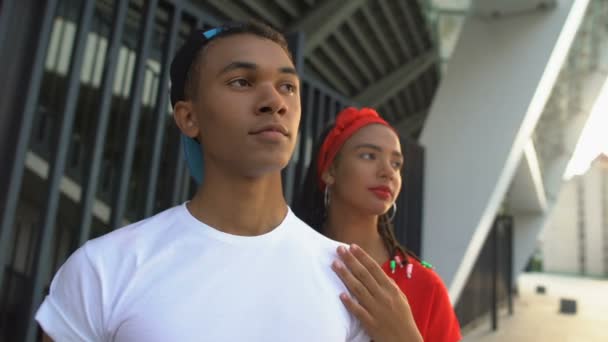 Chica abraza novio mirando con confianza en sí mismo por delante, la importancia del apoyo femenino — Vídeos de Stock