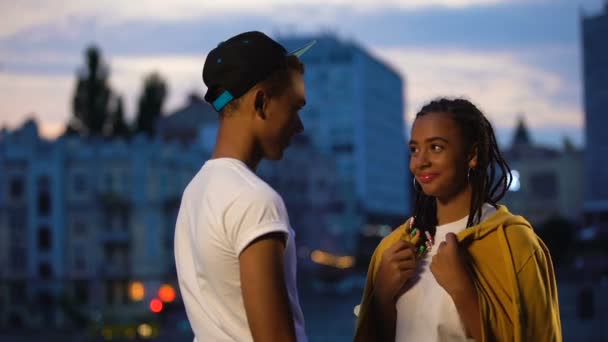 Glückliches Mädchen lächelt zu Freund, fühlt sich wohl und warm im Männerhemd — Stockvideo