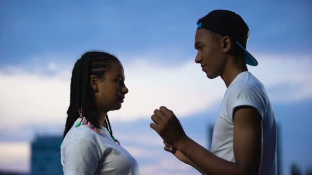 Adolescente casal colocando testa juntos, de mãos dadas, conceito de confiança total — Vídeo de Stock