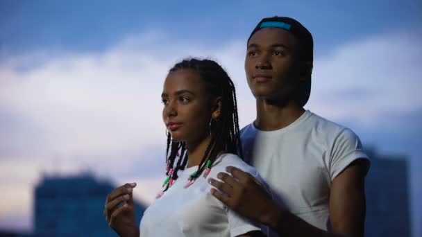 Casal afro-americano abraçando contra o céu noturno, relações de apoio — Vídeo de Stock