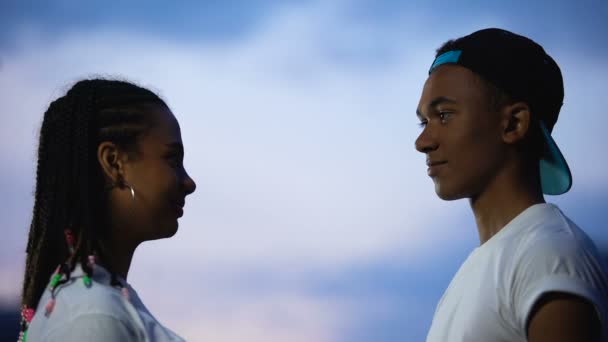 Schwarze Teenager-Freunde umarmen sich, freuen sich, einander zu finden, vertrauensvolle Beziehungen — Stockvideo