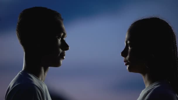 Encantador casal sonhando com beijo romântico na escuridão, adolescentes tímidos inexperientes — Vídeo de Stock