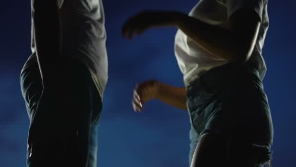 İnce kız gece gökyüzüne karşı öpmek için erkek arkadaşı kucaklayan, gençlik aşk hikayesi — Stok video