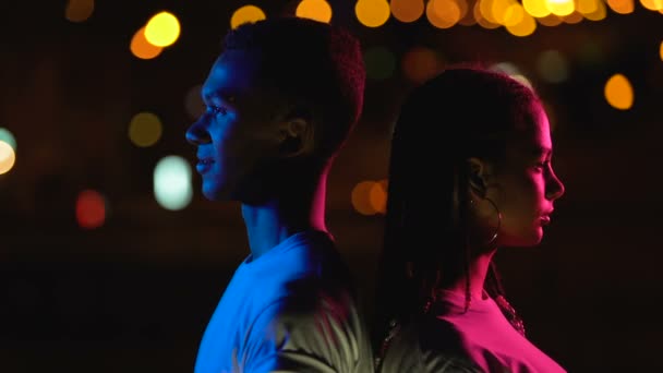 Pojke upplyst av blått, flicka i rosa ljus på natten, begreppet man vs Woman — Stockvideo
