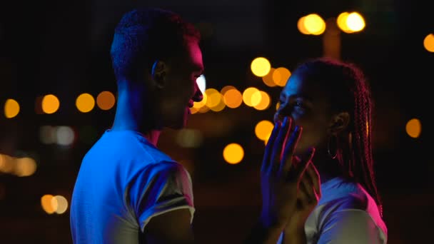 Adolescent garçon et fille sensuellement toucher les mains, date romantique dans les veilleuses — Video