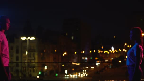 Pareja joven reuniéndose en la ciudad nocturna, enamorándose a primera vista, concepto del destino — Vídeo de stock