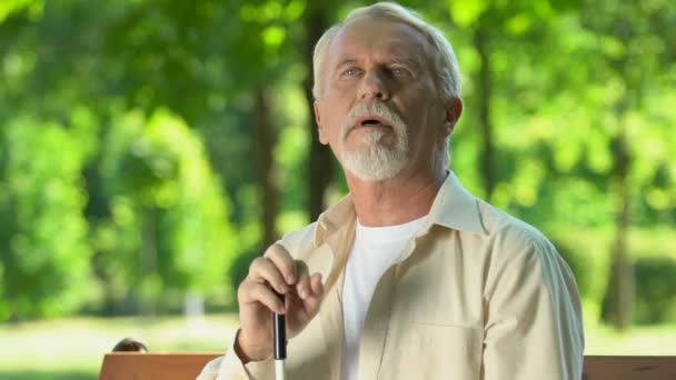 Homme mature ayant une déficience visuelle essayant de voir la nature, période de réadaptation — Video