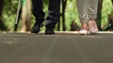 Torunu yavaş yavaş baston, aile ile dedesi ile park boyunca yürüyüş