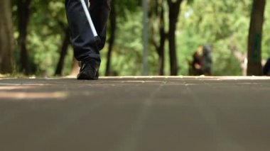 Parkta onları kaybeden kör adama anahtarları geri vermek için koşan kadın, nezaket