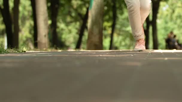 Man met visuele beperking wandelen langs het stadspark met riet, sociale onzekerheid — Stockvideo