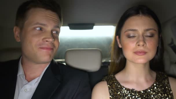 Souriant mâle et femelle célébrités voiture avant événement glamour, style de vie de luxe — Video